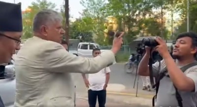  वरिष्ठ अधिवक्ता शम्भु थापाले पत्रकारको क्यामेरामा हिर्काएपछि... 